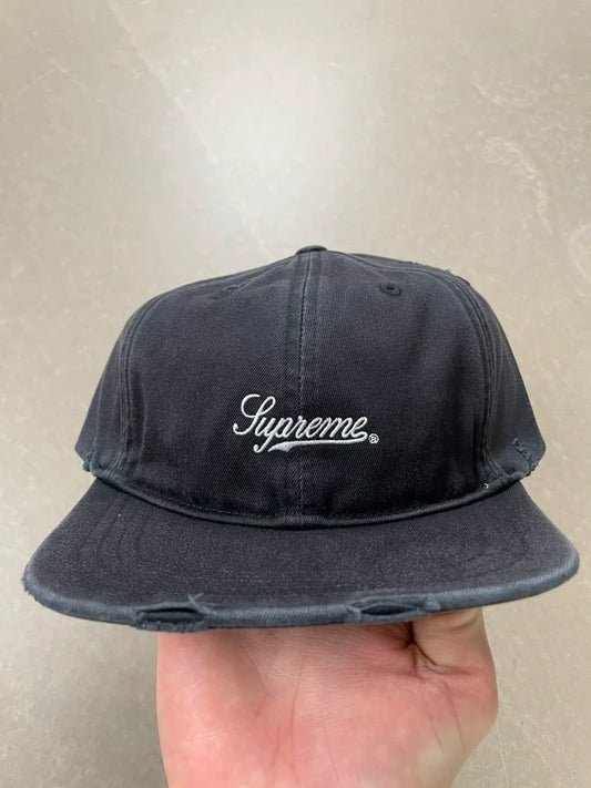 Supreme Distressed Script 6-Panel cap(Str en størelse)