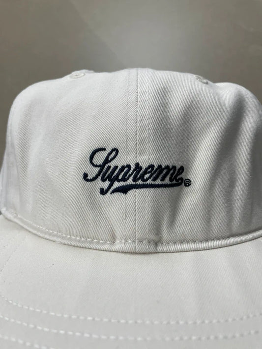 Supreme Distressed Script 6-Panel cap(Str en størelse)