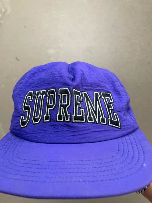 Supreme Nylon Collegiate Logo 5(Størelse en størelse)