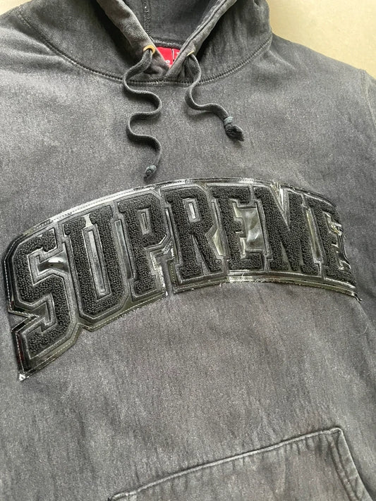 Supreme Patent/Chenille Arc Logo Hooded Sweatshirt(Størelse Large)
