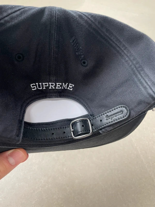 Supreme Distressed Script 6-Panel cap(Str en størelse)