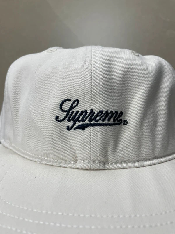 Supreme Distressed Script 6-Panel cap(Str en størelse)