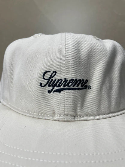 Supreme Distressed Script 6-Panel cap(Str en størelse)