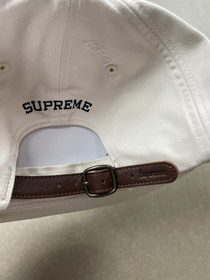 Supreme Distressed Script 6-Panel cap(Str en størelse)