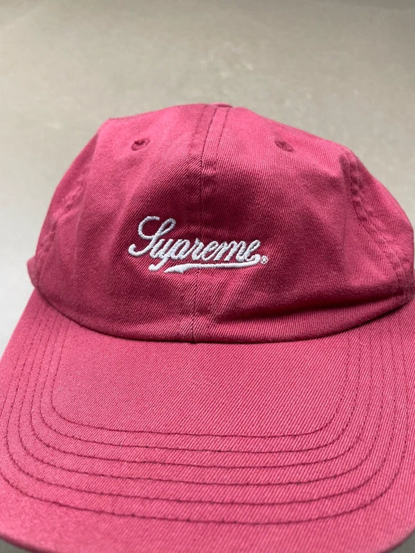 Supreme Script Logo 6-Panel Cap(Str en størelse)