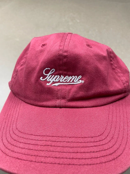 Supreme Script Logo 6-Panel Cap(Str en størelse)