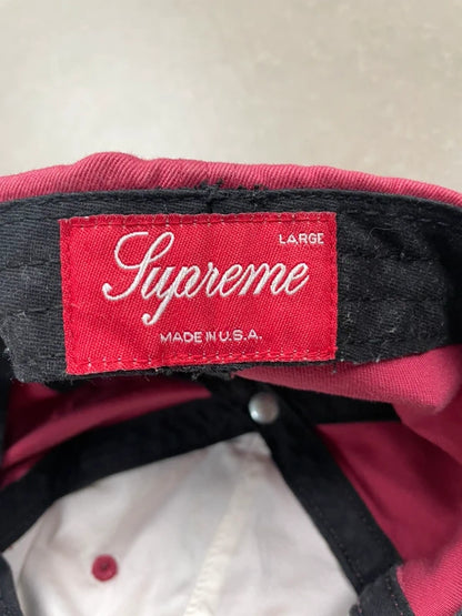 Supreme Script Logo 6-Panel Cap(Str en størelse)