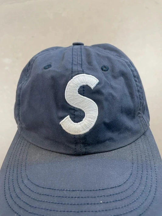 Supreme Ventile S Logo 6-Panel (FW21) Navy - FW21(Størelse en størelse)