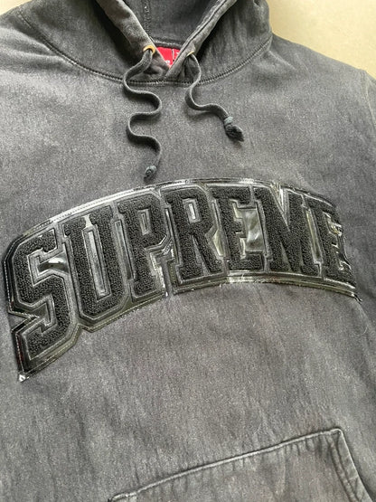 Supreme Patent/Chenille Arc Logo Hooded Sweatshirt(Størelse Large)