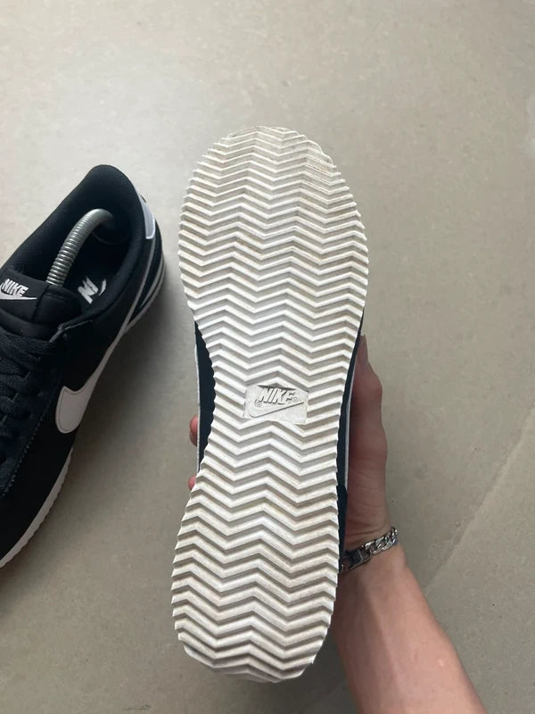 Nike cortez Black/White(Størelse 41 EU)