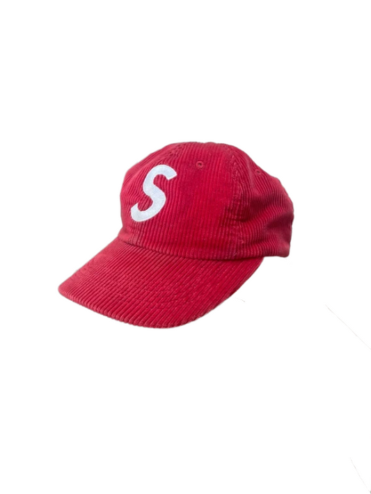 Supreme Corduroy S Logo 6 Panel (FW24) Bright Red(Størelse en størelse)