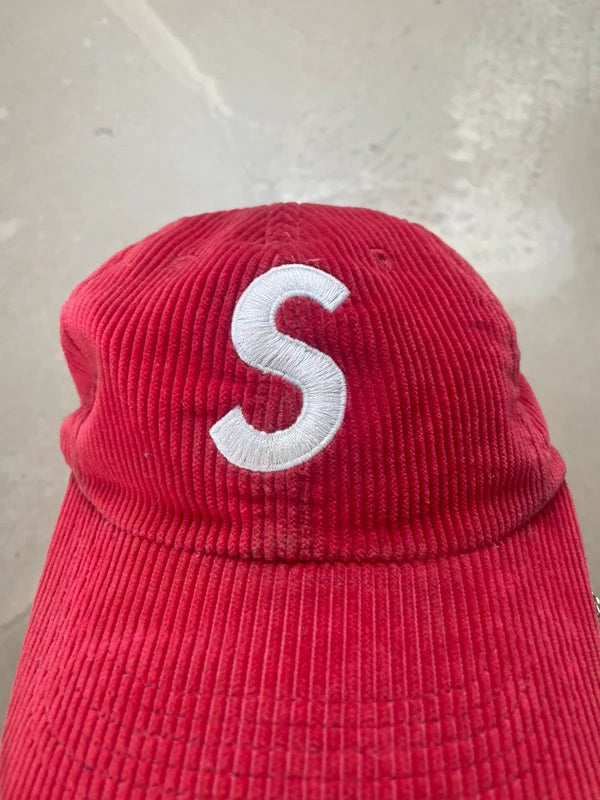 Supreme Corduroy S Logo 6 Panel (FW24) Bright Red(Størelse en størelse)