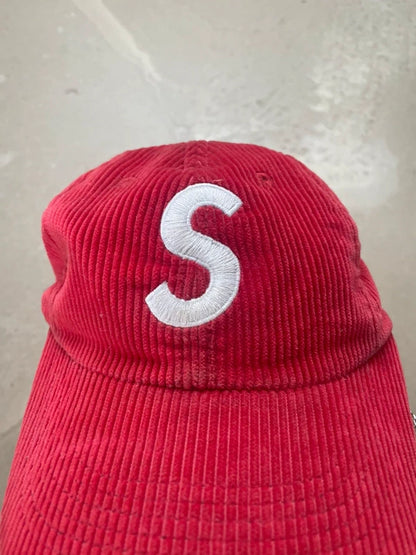 Supreme Corduroy S Logo 6 Panel (FW24) Bright Red(Størelse en størelse)