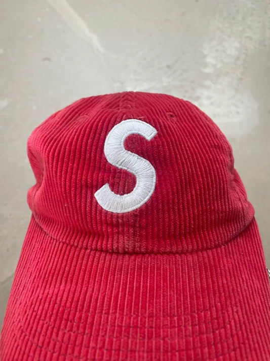 Supreme Corduroy S Logo 6 Panel (FW24) Bright Red(Størelse en størelse)