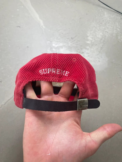 Supreme Corduroy S Logo 6 Panel (FW24) Bright Red(Størelse en størelse)