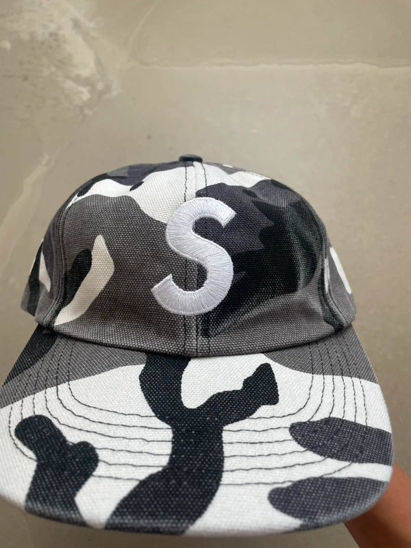 Supreme Pigment Coated Canvas S Logo 6-Panel Snow Camo - FW25(Størelse en størelse)