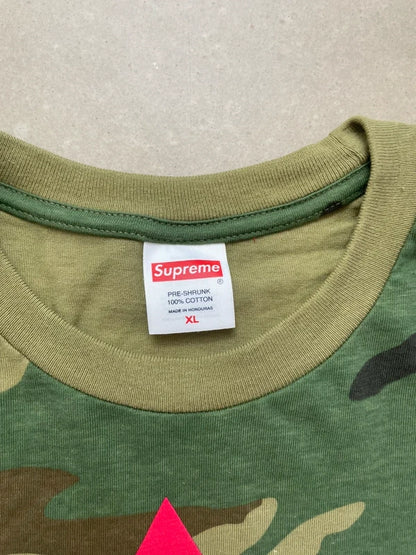 Supreme World Famous Tee Woodland Camo Men's - SS26(Størelse XLarge)