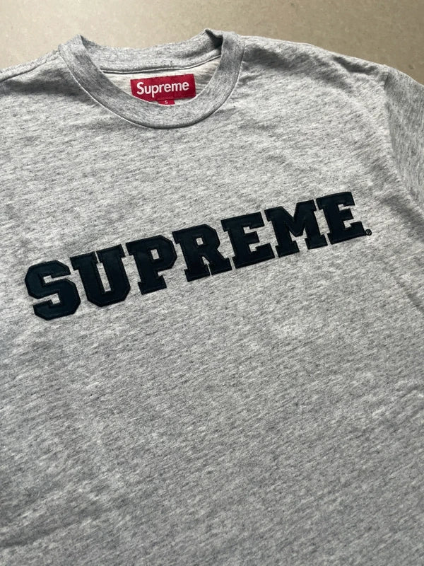 Supreme Collegiate Appliqué S/S Top Grey Men's - FW25(Størelse Small)