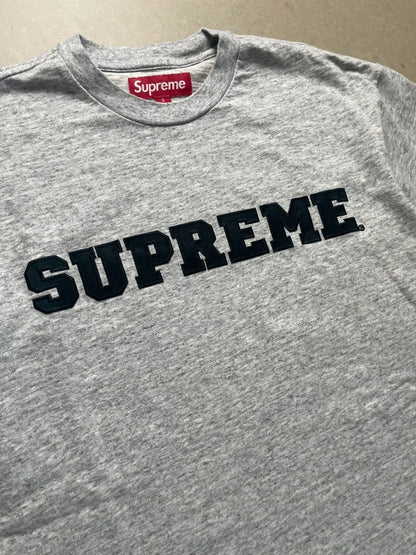 Supreme Collegiate Appliqué S/S Top Grey Men's - FW25(Størelse Small)