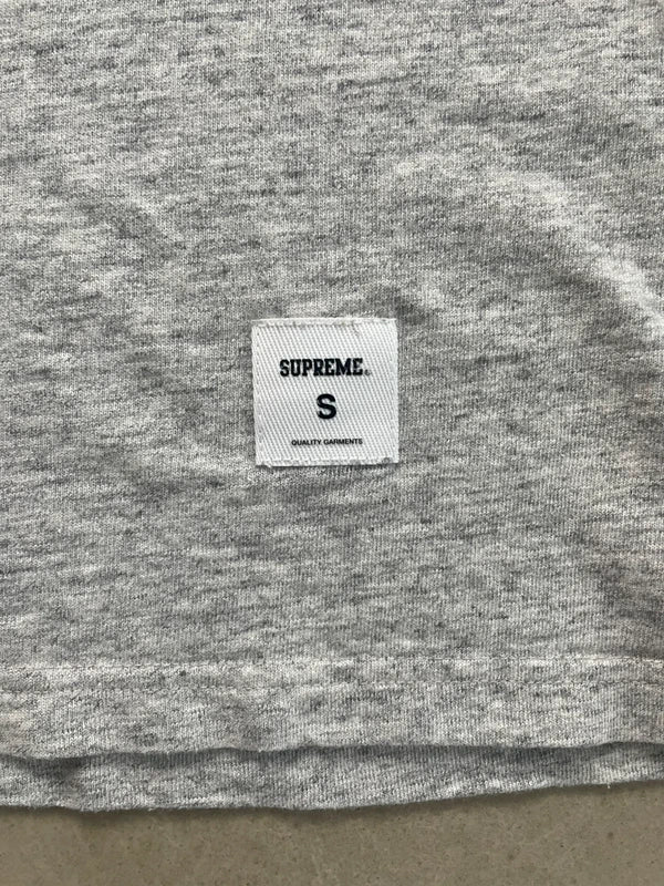 Supreme Collegiate Appliqué S/S Top Grey Men's - FW25(Størelse Small)