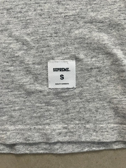 Supreme Collegiate Appliqué S/S Top Grey Men's - FW25(Størelse Small)