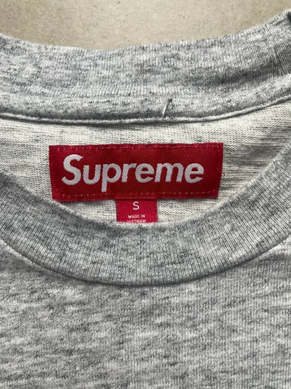 Supreme Collegiate Appliqué S/S Top Grey Men's - FW25(Størelse Small)