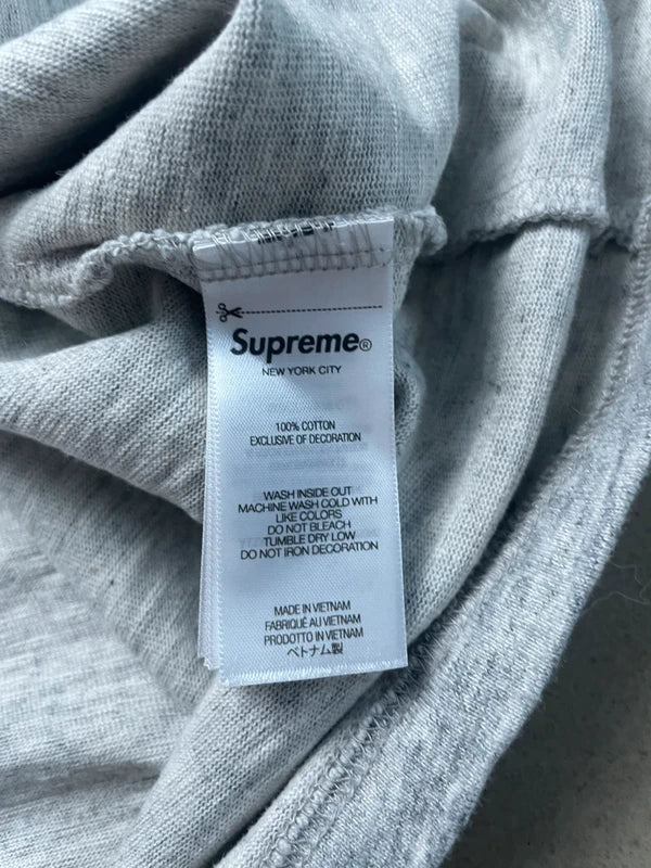 Supreme Collegiate Appliqué S/S Top Grey Men's - FW25(Størelse Small)
