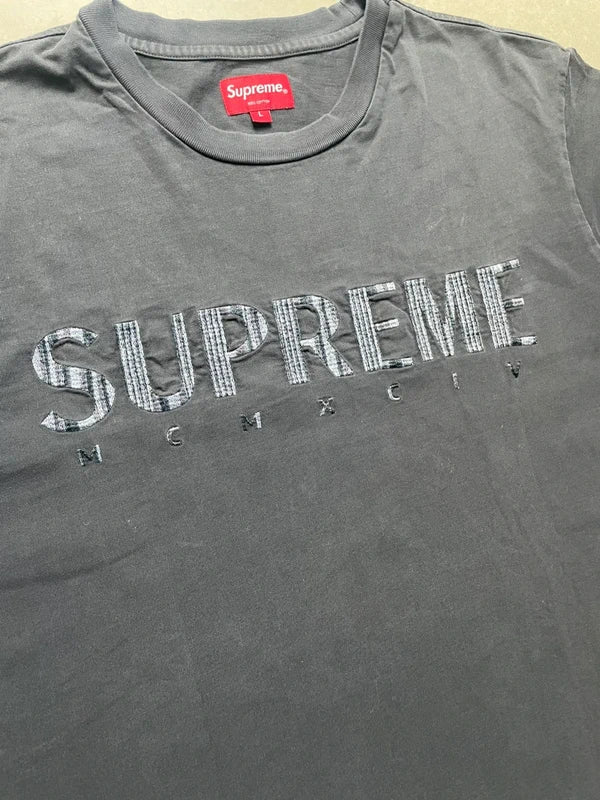 Supreme Gradient Logo Tee Dusty Black Men's - SS19(Størelse Large)