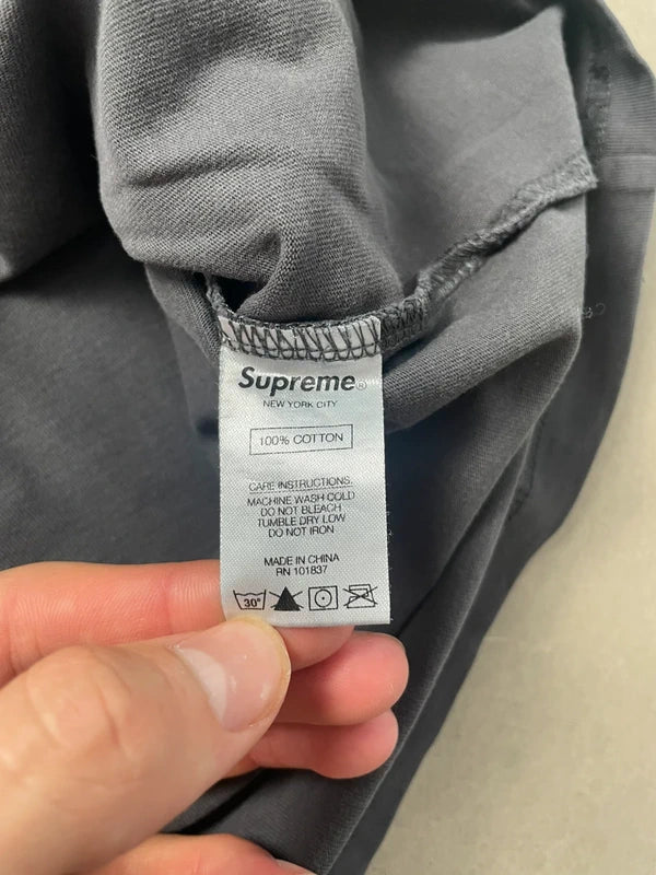 Supreme Gradient Logo Tee Dusty Black Men's - SS19(Størelse Large)
