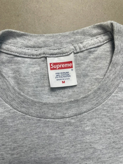 Supreme Varsity Tee Ash Grey(Størelse Medium)